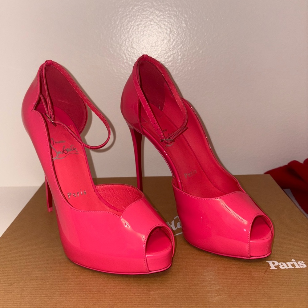 LOUBOUTIN ROUND CHICK ALTA 120 PATENT/LINING VIBRANT PINK